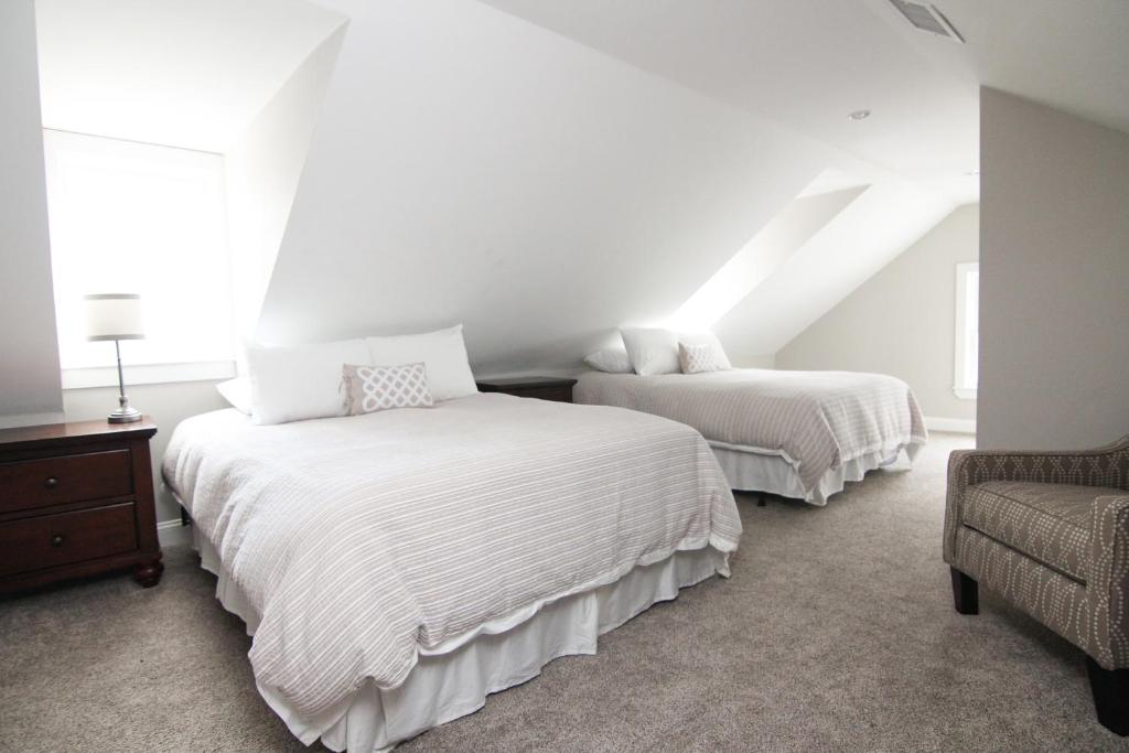 Llit o llits en una habitació de Two Bedroom with Lake View