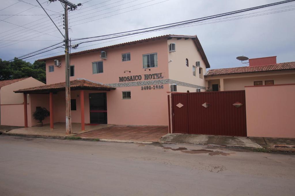 ein Gebäude mit einem Zaun davor in der Unterkunft Mosaico Hotel in Dianópolis