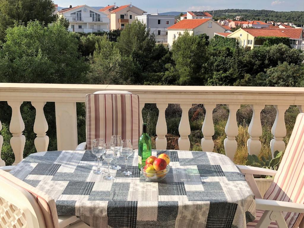 una mesa con un bol de fruta en el balcón en Villa Domora apartments, en Trogir