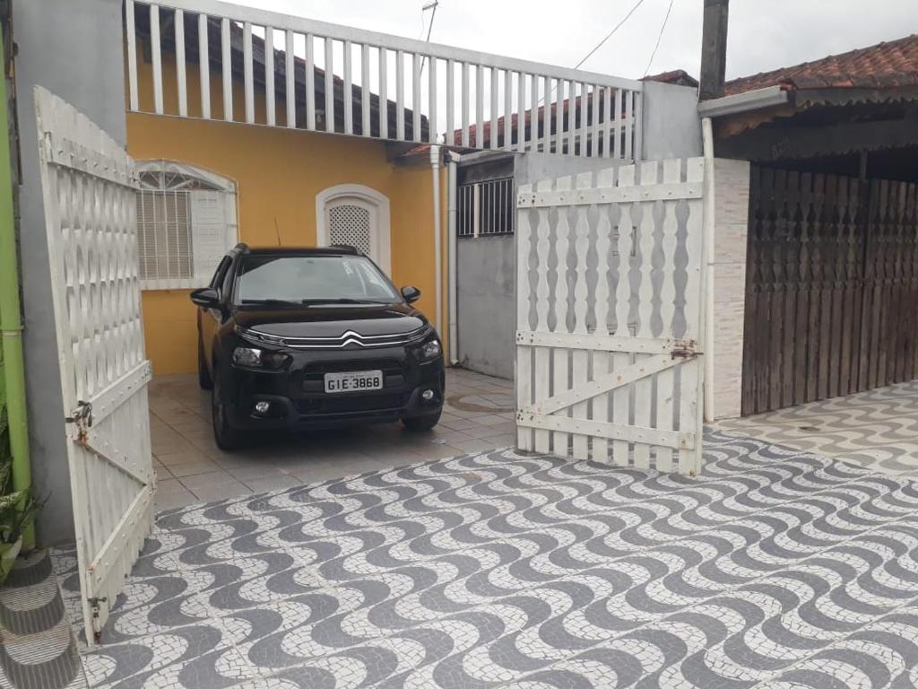 a car parked in front of a house at Casa Praia Grande - Vila Caiçara in Solemar