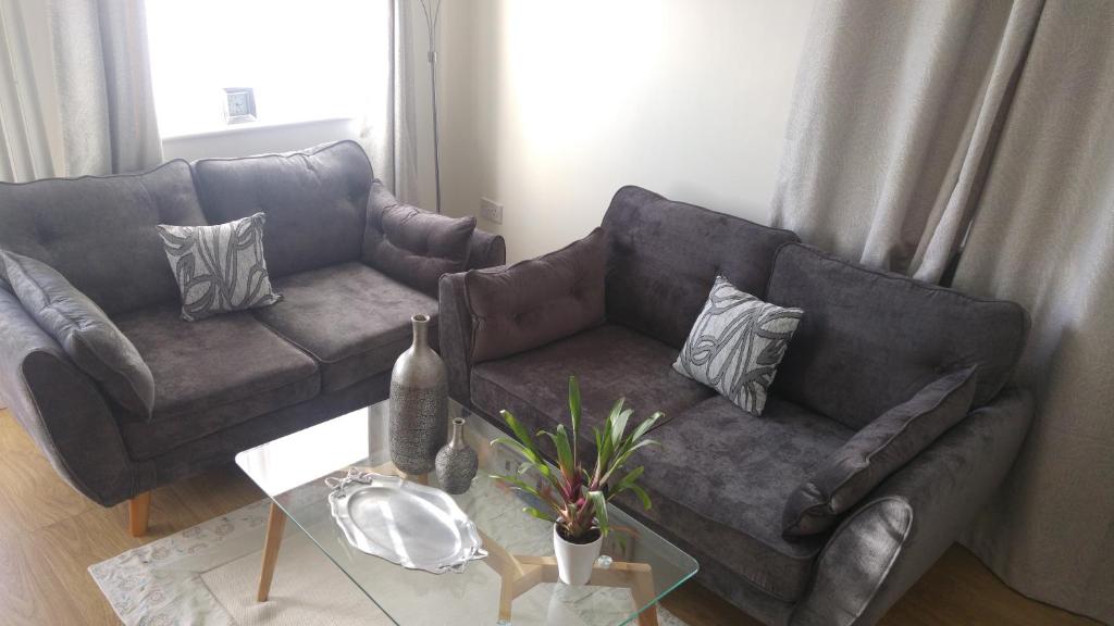 sala de estar con sofá y mesa en cosy annex close to leeds airport en Guiseley