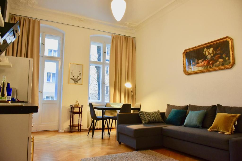 a living room with a couch and a table at Apartments im Thüringer Hof in Berlin