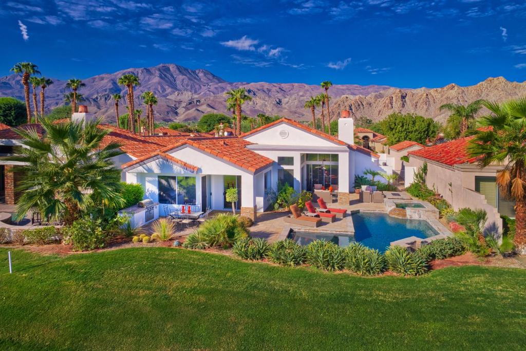 una vista aérea de una casa con piscina en CALIFORNIA DREAMING, en La Quinta