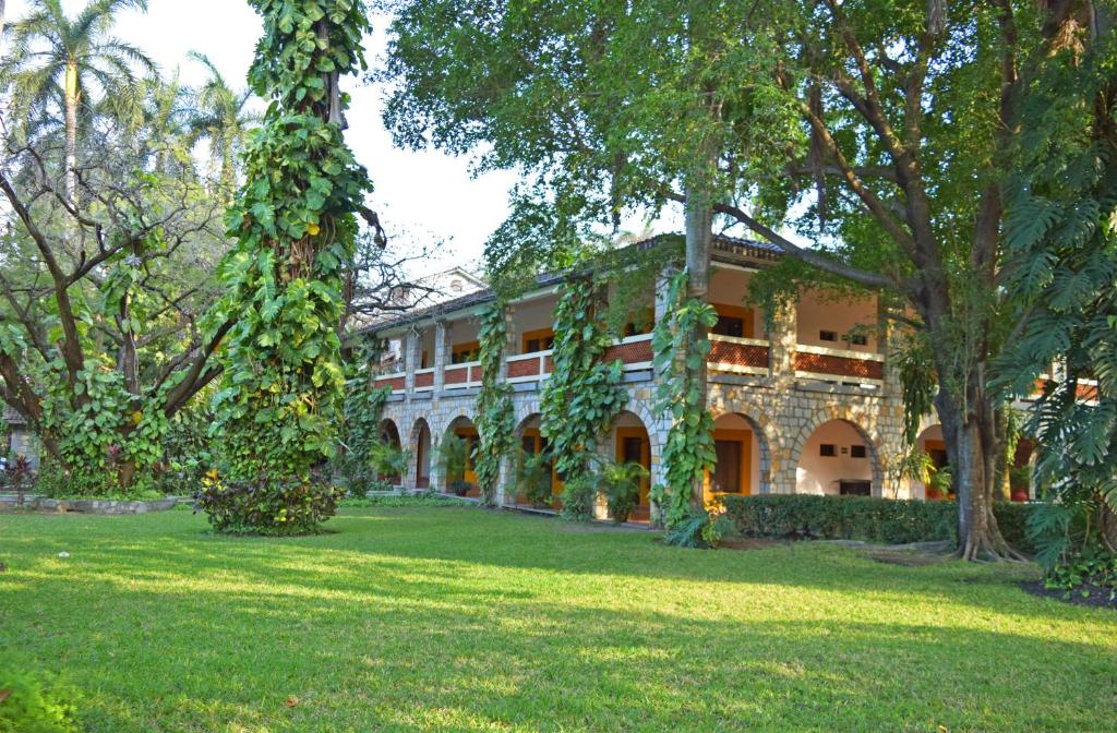 a large building with green ivy growing on it at Hotel Valles in Ciudad Valles