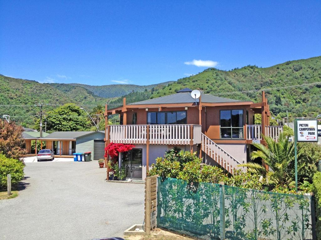 Picton Campervan Park - Resim 6