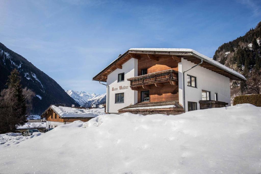 ein Haus mit Schnee davor in der Unterkunft Haus Wallner in Neustift im Stubaital