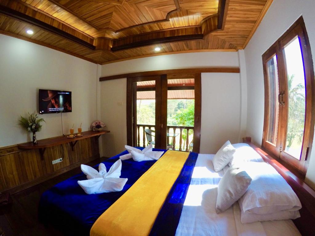 Een bed of bedden in een kamer bij Sok Villa Namkhan Riverview (Apartments)