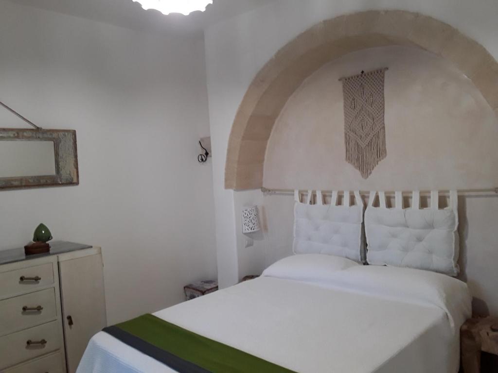 A bed or beds in a room at Trullo Cime Bianche