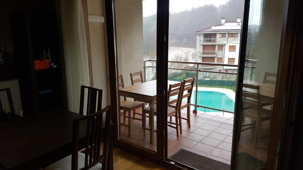 Bazén v ubytování El Balcón del Sella nebo v jeho okolí