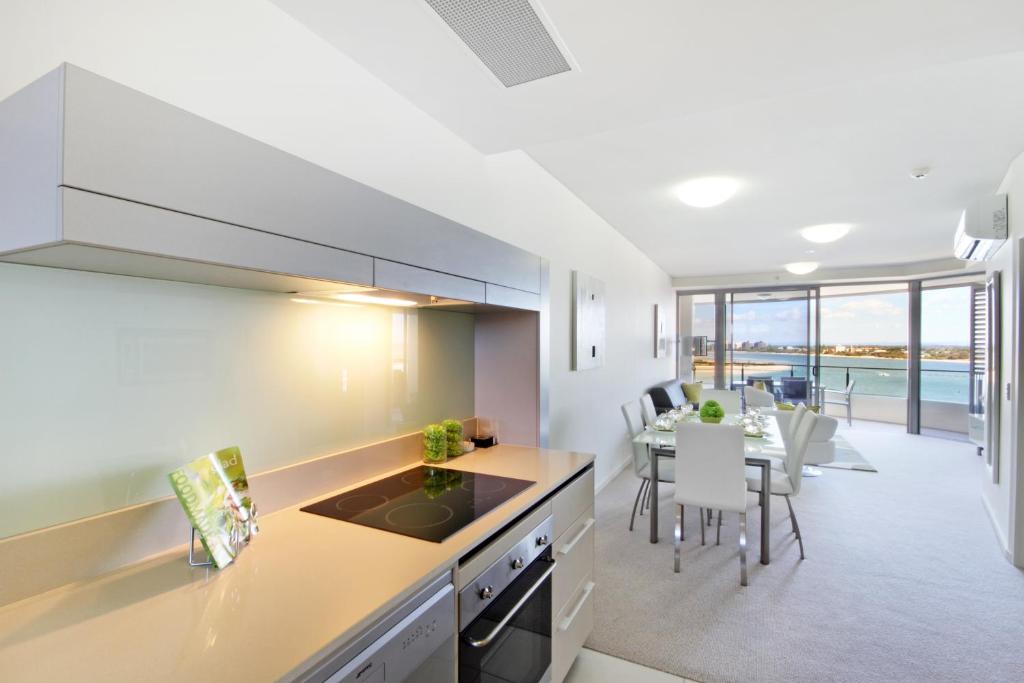 Nhà bếp/bếp nhỏ tại Monaco Caloundra