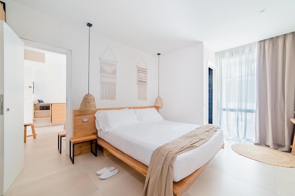 Кровать или кровати в номере Cumeja Beach Club & Hotel