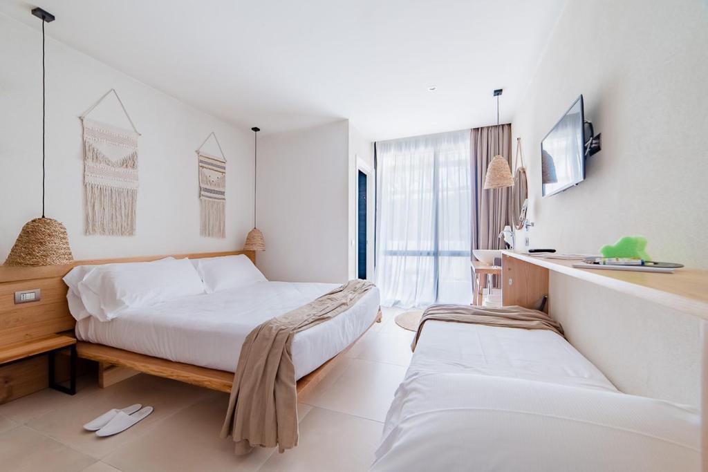 Кровать или кровати в номере Cumeja Beach Club & Hotel