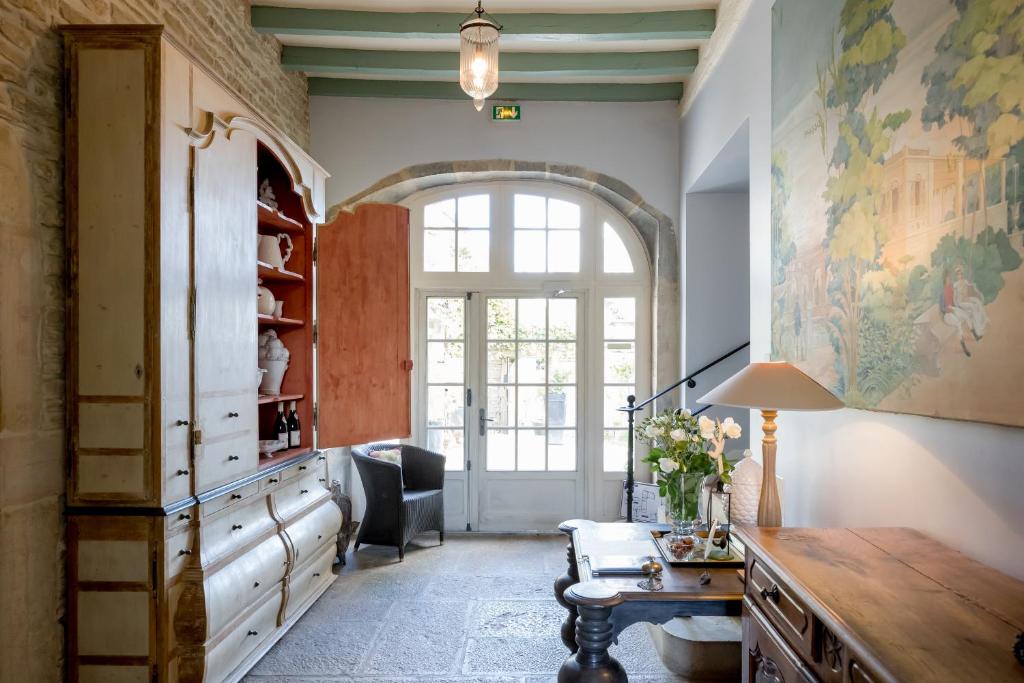 um quarto com uma secretária e uma grande janela em Villa Louise em Aloxe-Corton