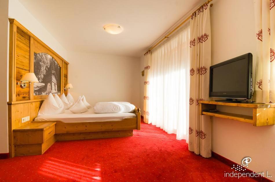 Televízia a/alebo spoločenská miestnosť v ubytovaní Hotel Pfandleralm
