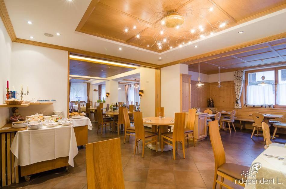 Reštaurácia alebo iné gastronomické zariadenie v ubytovaní Hotel Pfandleralm