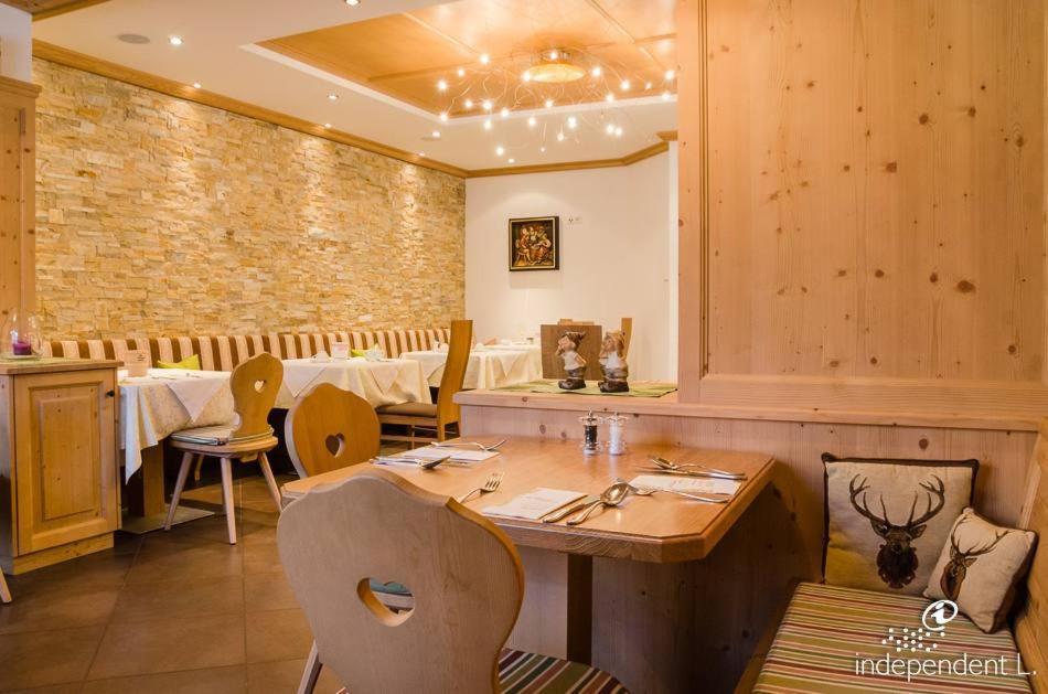 Reštaurácia alebo iné gastronomické zariadenie v ubytovaní Hotel Pfandleralm