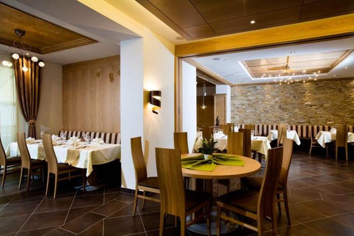 Reštaurácia alebo iné gastronomické zariadenie v ubytovaní Hotel Pfandleralm