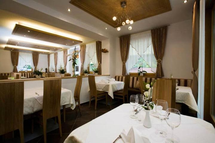 Reštaurácia alebo iné gastronomické zariadenie v ubytovaní Hotel Pfandleralm