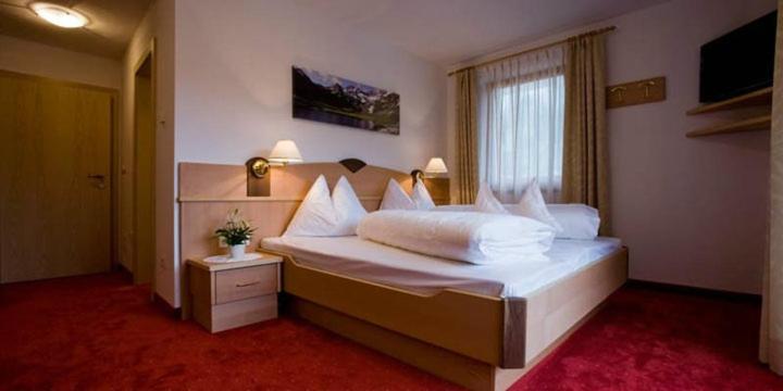 Posteľ alebo postele v izbe v ubytovaní Hotel Pfandleralm