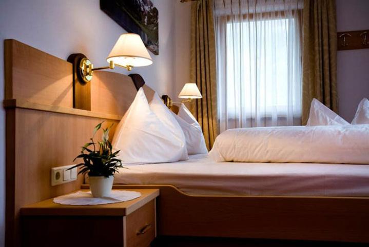 Posteľ alebo postele v izbe v ubytovaní Hotel Pfandleralm