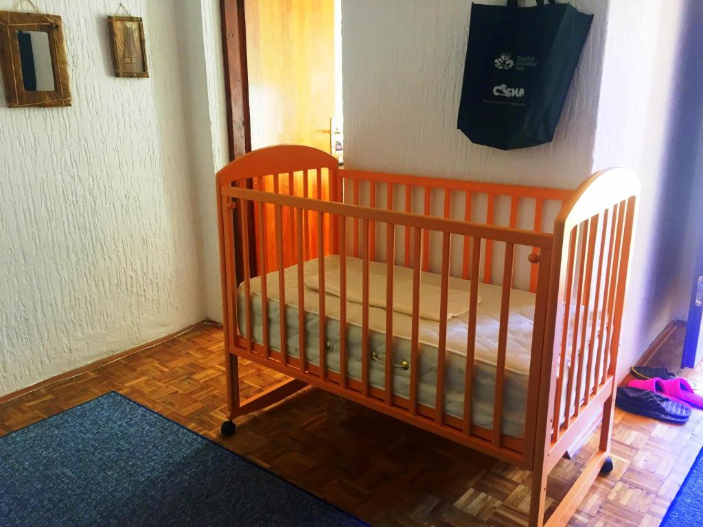 Giường trong phòng chung tại Niš Apartman