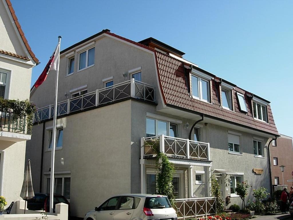 un bâtiment avec une voiture garée devant lui dans l'établissement Appartementhaus Christel, à Grömitz