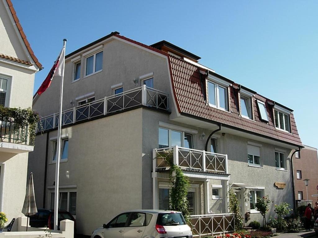 un edificio con un coche aparcado delante en Appartementhaus Christel, en Grömitz