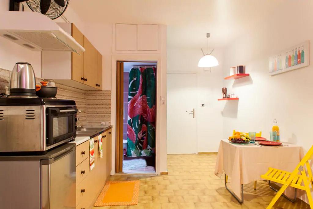 Kuchyňa alebo kuchynka v ubytovaní Studio for Couples near Downtown