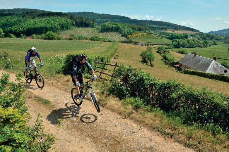 Jízda na kole v ubytování Le Relais des Lacs Bourgogne Morvan nebo okolí