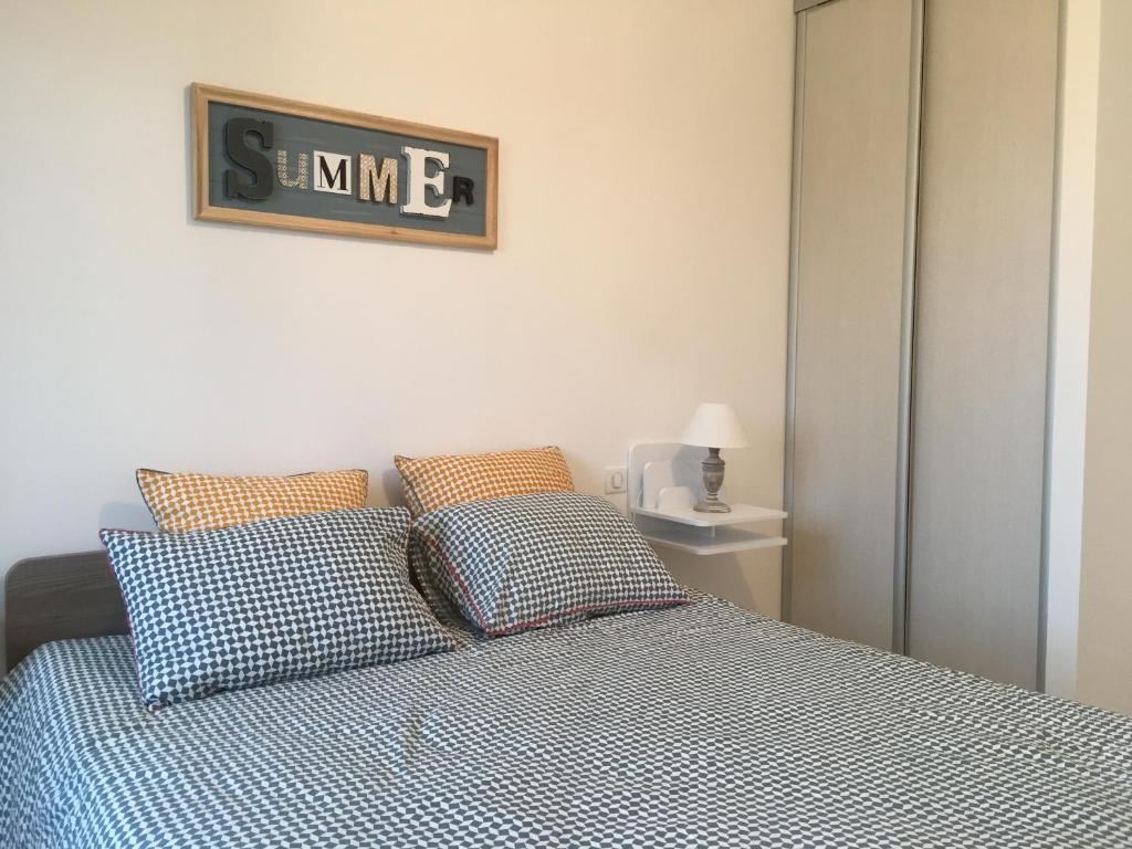 1 dormitorio con 1 cama y una foto en la pared en RESIDENCE A MORTELLA - LIEU DIT TETTOLA, en Saint-Florent