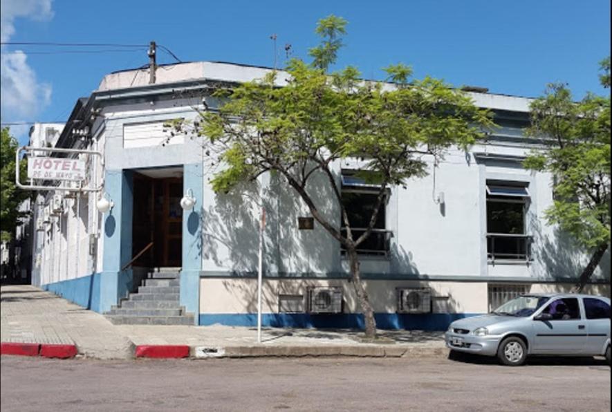 a car parked in front of a building at HOTEL 25 DE MAYO in Fray Bentos