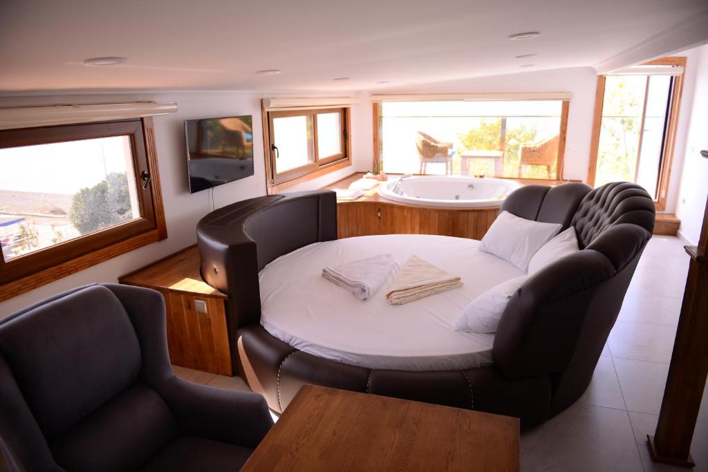 Cette chambre dispose d'une table ronde et d'une baignoire. dans l'établissement george's boutique hotel, à Fethiye