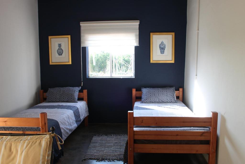 due letti in una stanza con finestra di Rustic Country Cottage a White River