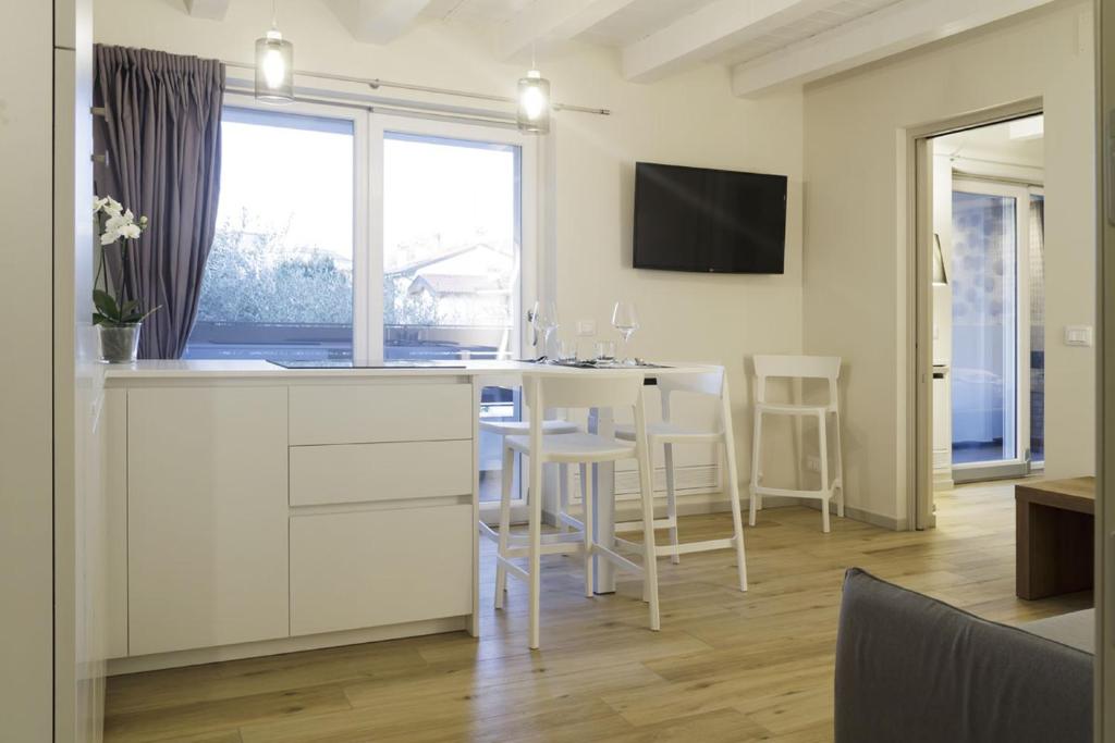 Televízia a/alebo spoločenská miestnosť v ubytovaní TiAMo Modern Design Guest House