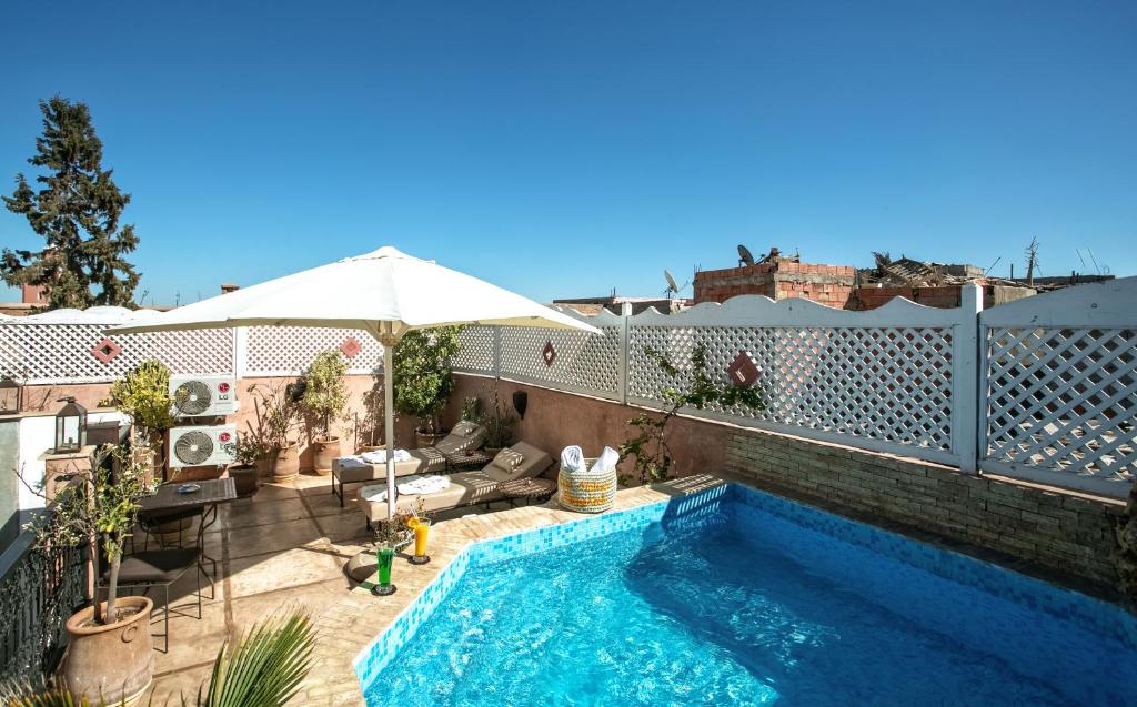Bazén v ubytování Riad Matins De Marrakech nebo v jeho okolí