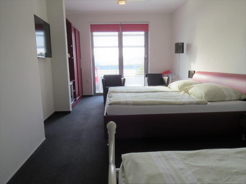 Šiker B&B Hotel - Habitación Triple Con Balcón