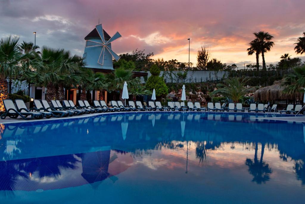 Bazén v ubytování Alba Royal Hotel - Ultra All Inclusive -Adults Only (+16) nebo v jeho okolí