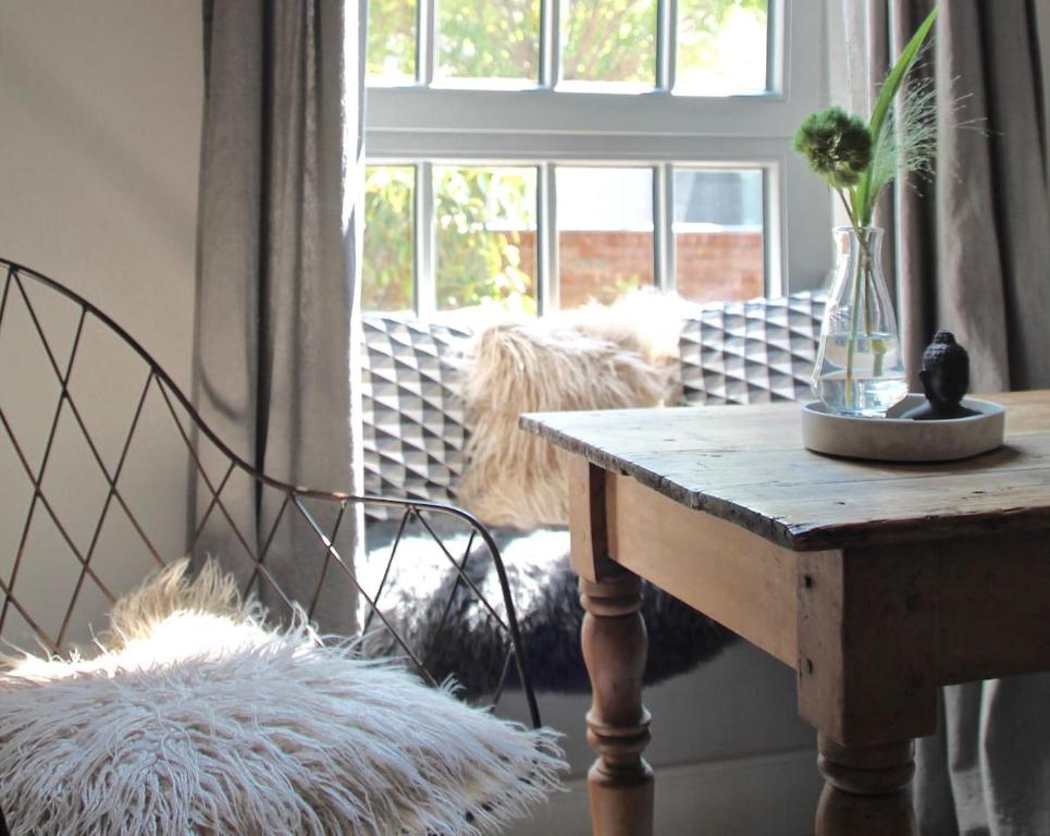 a living room with a table and a window at Exklusive Designferienwohnung The Backyard TBY 02 in Trier