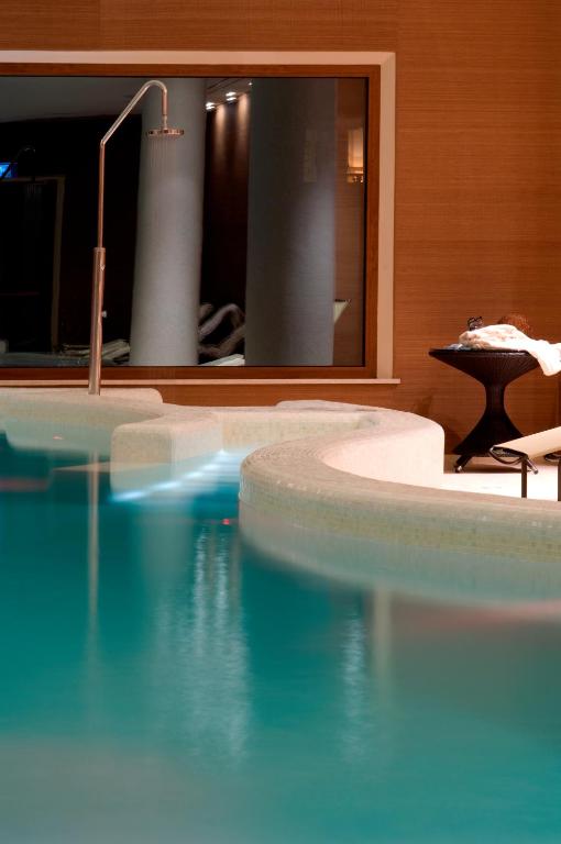 Bazén v ubytování Hotel Villa Ricci & Benessere nebo v jeho okolí