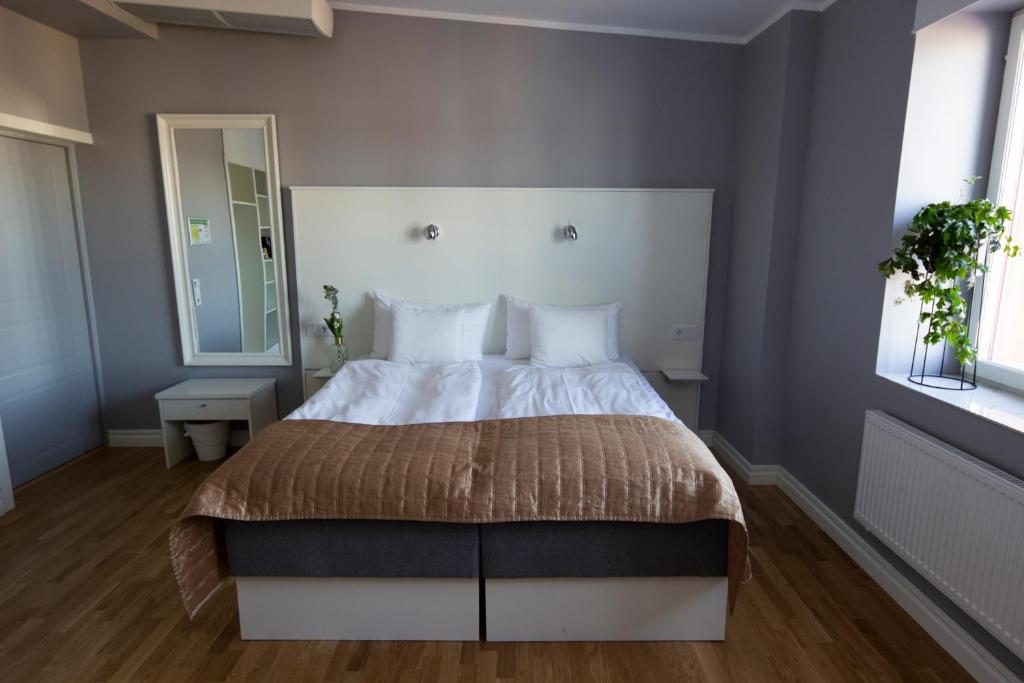 Postel nebo postele na pokoji v ubytování Hotell Hjalmar