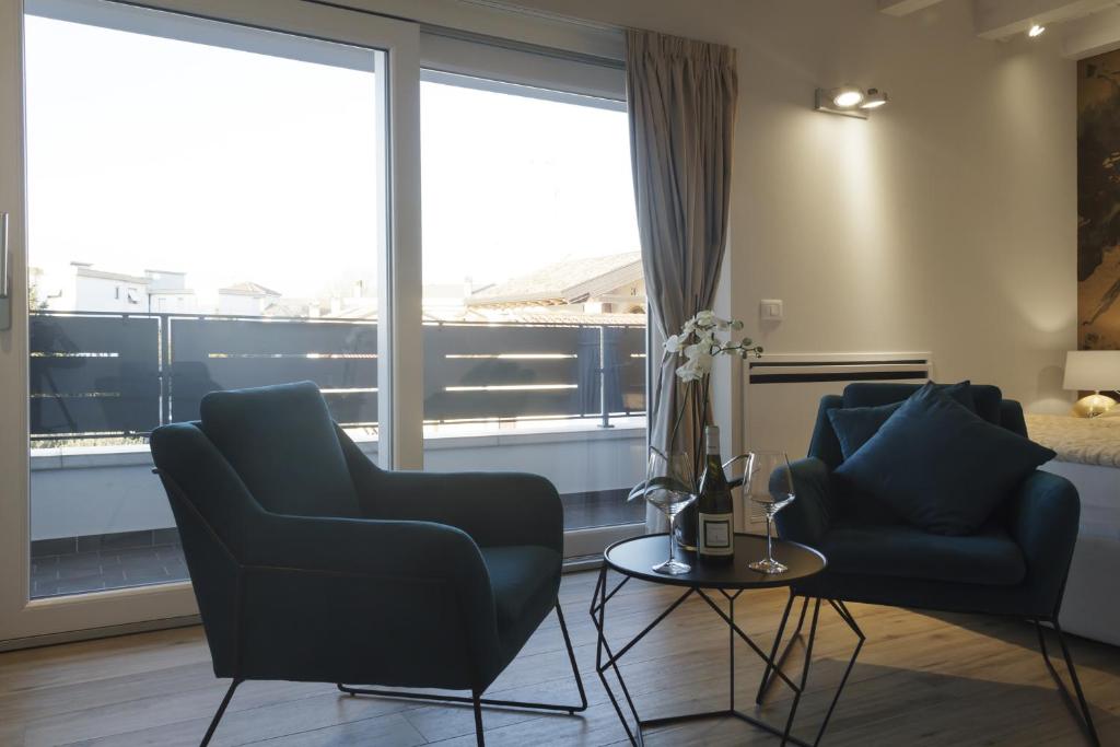 Posedenie v ubytovaní TiAMo Modern Design Guest House