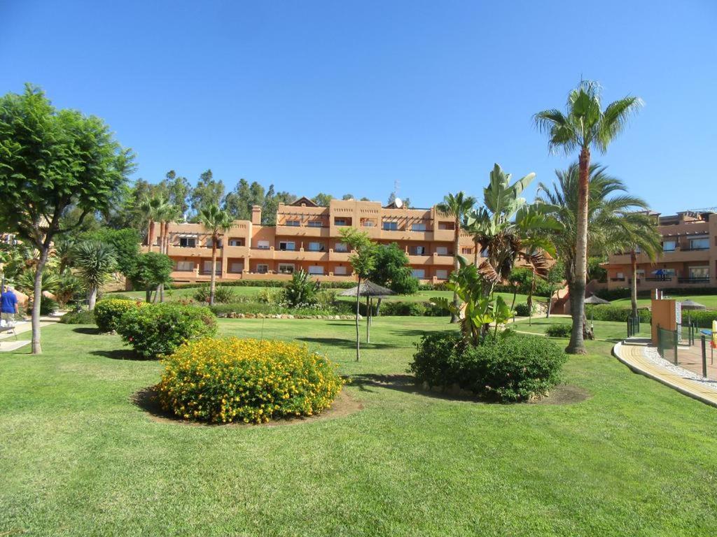 Ogród w obiekcie CASARES appart 2 ch dans parc tropical avec vue sur mer, montagne et piscine