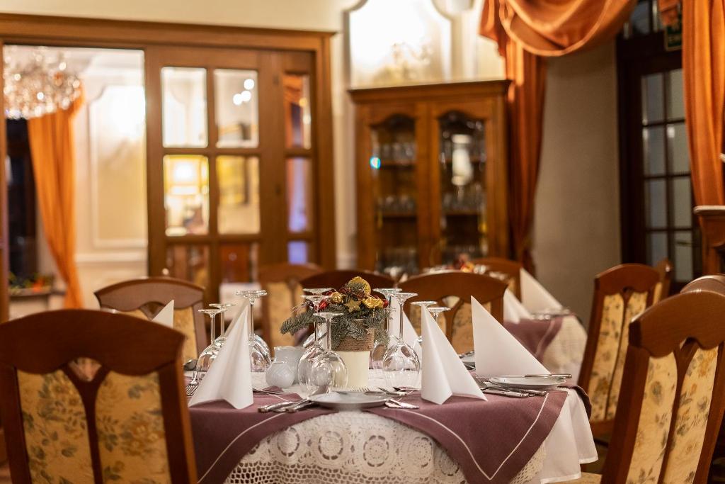 Reštaurácia alebo iné gastronomické zariadenie v ubytovaní Rezydencja Dwór Polski
