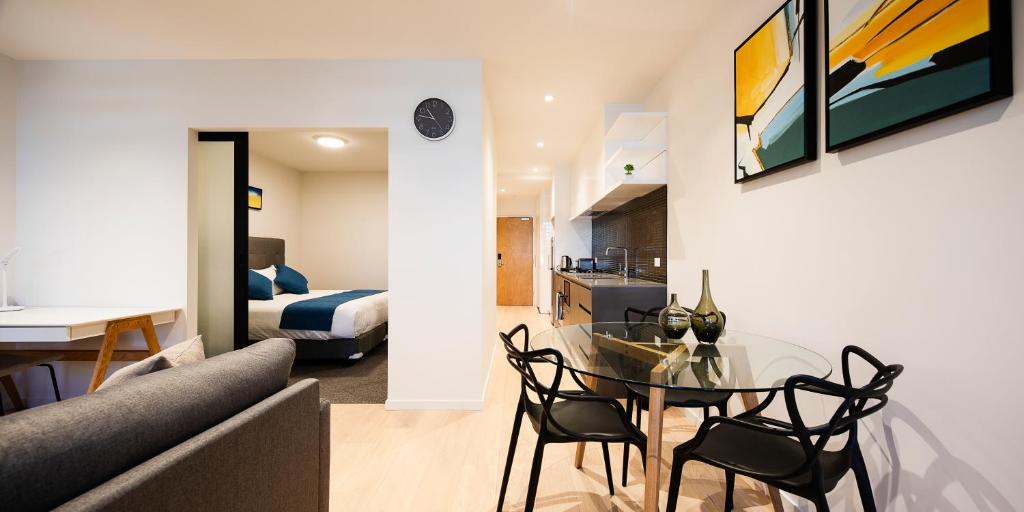 sala de estar con sofá y mesa en una habitación en Artel Apartments Brunswick, en Melbourne