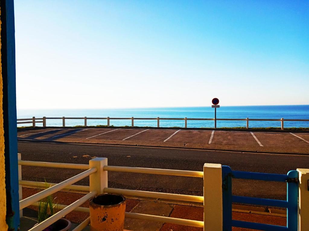d'un balcon avec une clôture offrant une vue sur l'océan. dans l'établissement l'essentiel, à Ault
