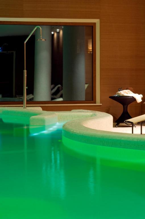 Bazén v ubytování Hotel Villa Ricci & Benessere nebo v jeho okolí