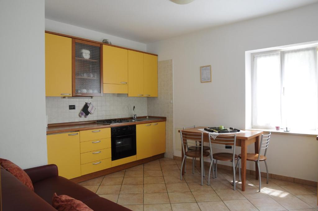 Kuchnia lub aneks kuchenny w obiekcie Casa Guarnati Lake View Apartments