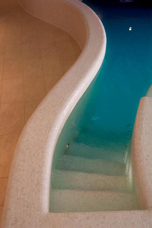 Bazén v ubytování Hotel Villa Ricci & Benessere nebo v jeho okolí