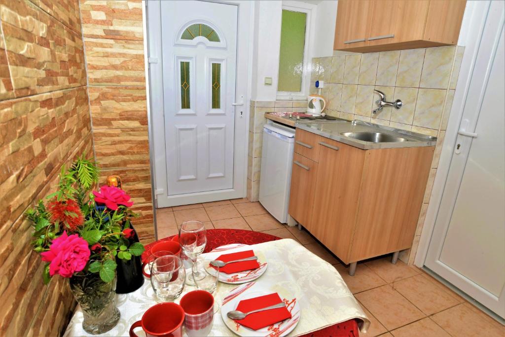 Kuchyň nebo kuchyňský kout v ubytování Apartments Okuka