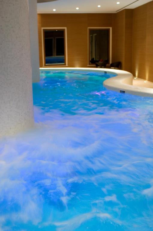 Bazén v ubytování Hotel Villa Ricci & Benessere nebo v jeho okolí